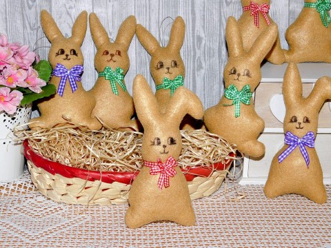 Hnědý zajíček s červeno-bílou mašlí dekorace dárek mašle hračka velikonoce zajíc zajíček 