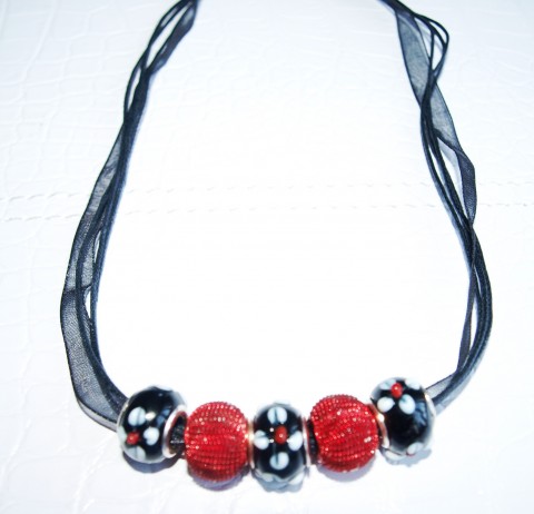 Náhrdelník červenočerný náhrdelník korálky stužka vinutá perle 