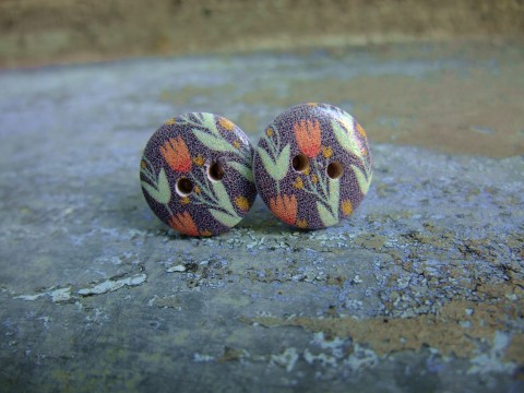 Knoflíkové náušnice - tulipány náušnice pecky knoflík tulipán tulipány puzety naušnice pecičky knoflíky knoflíčkové knoflíkové náušnice náušnice z knoflíků tulipánové 