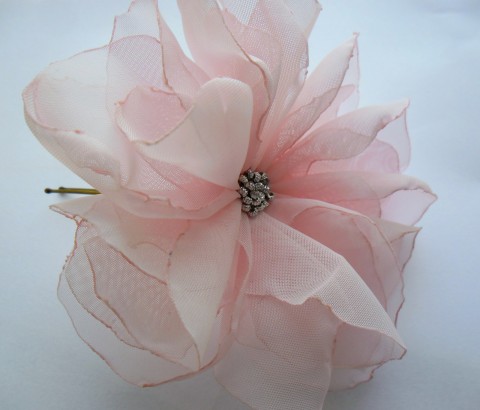 Růžovo - smetanový květ brož 