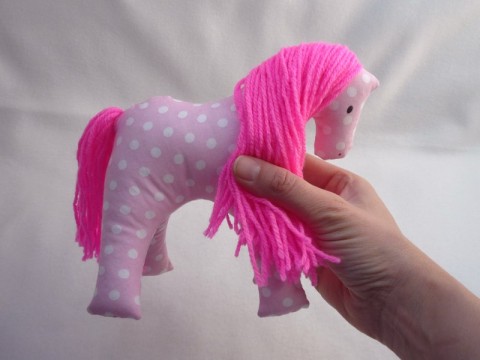 KONÍČEK rozmilý – ROZÁNEK dárek kůň koník bavlna hračka koníček mazlík koně mazlíček textilní bavlněný látkový mazel látková hračka textilní hračka 