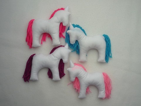 JEDNOROŽEC k malování dárek kůň koník bavlna hračka koníček mazlík koňský koně mazlíček textilní bavlněný hříbě jednorožec látkový hříbátko mazel látková hračka textilní hračka jednorožci 