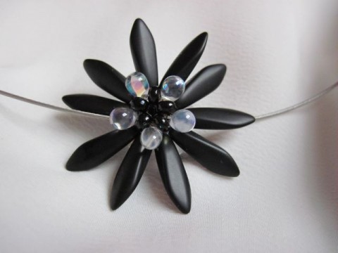 Kytičkový náhrdelník jednoduché černá kytička kytka čirá lanko 