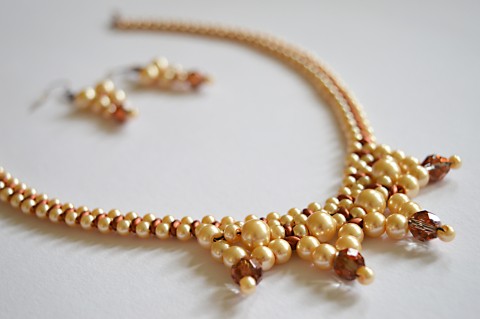 paprsky 1 náhrdelník elegantní šité šitý perličky náušničky společenské ples paprsky béžové superduo 