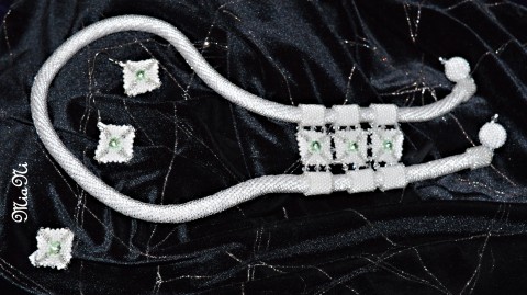 Chrysolite náhrdelník zelená elegantní bílá extravagantní prstýnek náušničky čirá ples jemný olivová plesový set zelinkavá splolečenský 