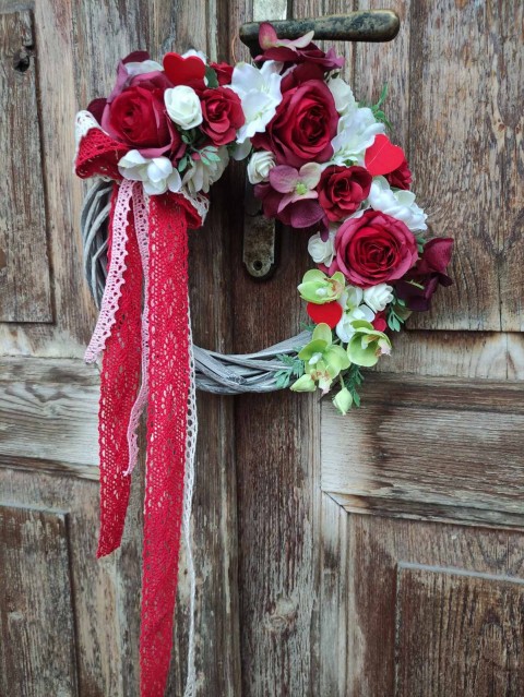 Věneček na dveře-červená a bílá dekorace růže věneček na dveře floristika 