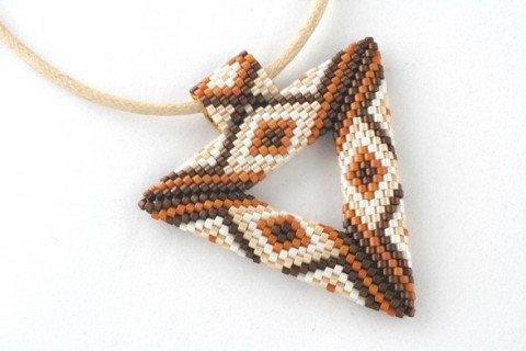 Indiánský trojúhelník - přívěsek dárek oranžová podzim béžová oranžový geometrický geometrie béžový indiánský babí léto indiánské léto 