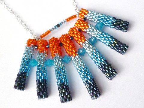 Náhrdelník - Aztécké slunce modrý modrá oranžová slunce lesklý miyuki delica rokajl beadweaving metalický oranžový geometrický korálkování sluneční ohňovka geometrie válečky západ slunce šitý šperk 