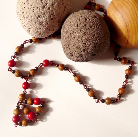 Dřevěný boho náhrdelník VEVERKA dřevo dámský handmade pro ženy dřevěný šperk ketlovaný náhrdelník dřevěný náhrdelník boho styl kuličky ze dřeva 