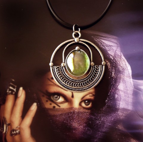 Kulatý přívěsek se zrcadlovým sklem orient handmade medailon světle zelená náhrdelník s přívěskem orientální přívěsek romantický šperk přívěsek se sklem zrcadlové sklo ab pokov zelené sklo 