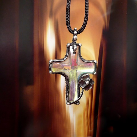 Cínovaný křížek s duhovým sklem talisman kovový anděl ochránce víra skleněný amulet cínovaný andělský handmade bůh věřící tiffany šperk aura ab pokov přívěsek křížek křížek a čtyřlístek křížek sklo náhrdelník s křížem třpytivý kříž symbol víry boží symbol 