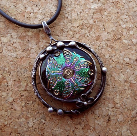 Duhový skleněný přívěsek s motýly tanec talisman skleněný amulet cínovaný mandala handmade skleněný kabošon ze skla z cínu mačkané sklo náhrdelník s přívěskem cínová květina skleněný knoflík zlatá mandala duhový přívěsek s motýly tanec motýlů art-sklo květina s motýlky měňavé sklo 