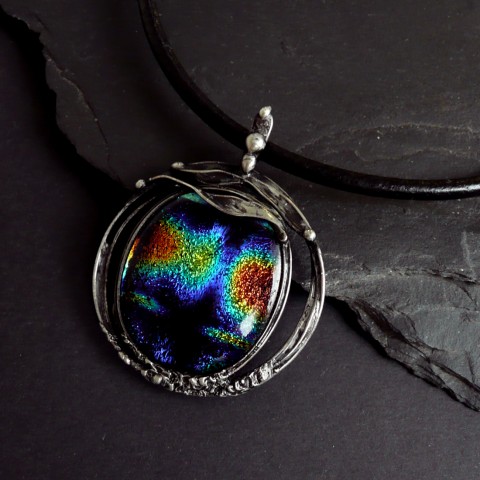 Cínovaný skleněný přívěsek HELIUM náhrdelník fusing starostříbro skleněný cínovaný kulatý vesmír galaxie handmade skleněný kabošon ruční práce skleněný přívěsek dichroické sklo šperk z cínu dámský náhrdelník disco šperk dichroic glass šperk ze skla třpytivé sklo perstrobarevný s barevným sklem helium 