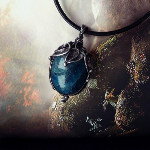 Cín. 3D přívěsek, přírodní apatit náhrdelník talisman cín minerál cínový handmade pro štěstí oříšek modrý kámen modrý apatit s minerálem přívěsek z cínu třpytivý šperk náhrdelník s oříškem 3d přívěsek oříškový pohádkový oříšek přívěsek s apatitem apatitový šperk symbol přátelství 