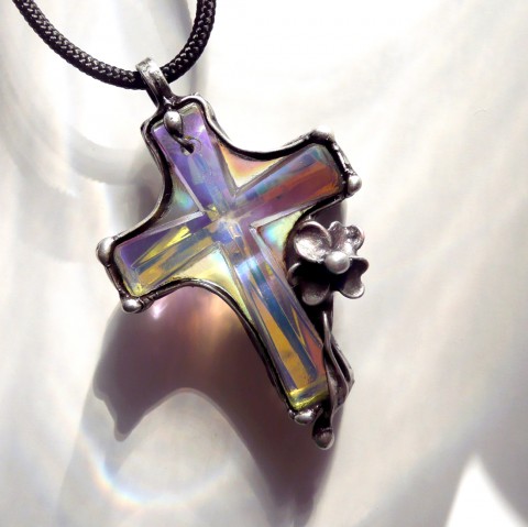 Přívěsek křížek - duhové sklo a cín talisman kovový anděl ochránce víra amulet cínovaný andělský handmade bůh věřící tiffany šperk aura skleněný kříž přívěsek křížek křížek a čtyřlístek křížek sklo náhrdelník s křížem třpytivý kříž symbol víry boží symbol duhový křížek 