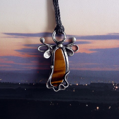Pánský přívěsek andílek, tygří oko kámen přírodní minerál andílek handmade tygří oko na krk s tygřím okem pánský přívěsek s minerálem šperk pro muže pánský náhrdelník vitalita přívěsek anděl pánská bižuterie ochránce síly kámen síly tygří síla hnědozlatý kámen zlatý minerál 