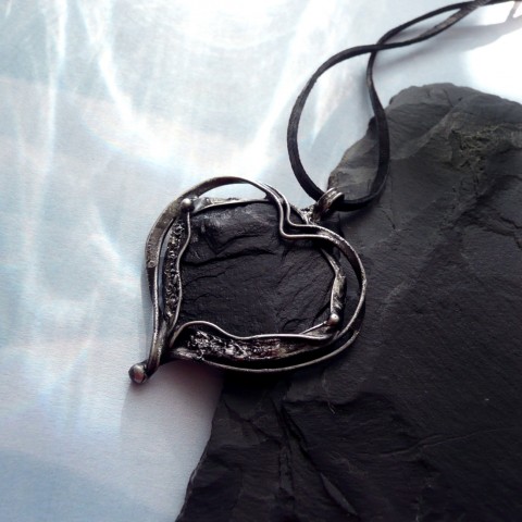 Pánské SRDCE KONDORA - přívěsek talisman srdíčko přírodní amulet handmade na krk černý kámen pánský šperk pánský přívěsek s minerálem šperk pro muže pánský náhrdelník vitalita přívěsek srdce šedá břidlice kamenné srdce srdce z cínu černé srdce kondor srdce kondora 