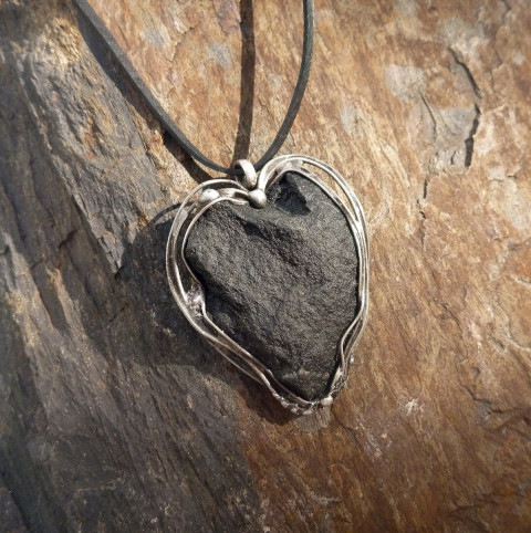 Pánské srdíčko jako přívěsek /kámen talisman srdíčko přírodní amulet handmade na krk černý kámen pánský šperk pánský přívěsek s minerálem šperk pro muže pánský náhrdelník vitalita přívěsek srdce kamenné srdce srdce z cínu černé srdce černá břidlice 
