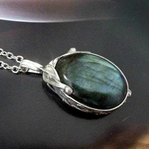 Přívěsek 3D cínovaný labradorit přívěsek cín labradorit duhový minerál cínovaný cínový handmade valounek labradoritový drahý kámen s labradoritem náhrdelník s labradoritem modrý minerál talisman lásky labradorit modrý a zlatý přívěsek 3d oříšek pohádkový kámen 