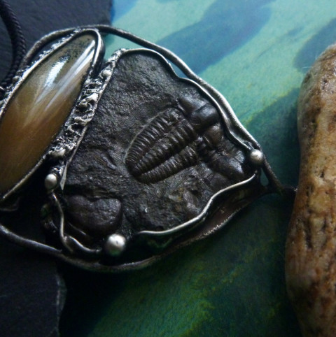 Přívěsek pro muže BABY TRILOBITE jemný cínový decentní zkamenělina handmade trilobit historický pro muže z cínu pánský přívěsek šperk pro muže bižuterie pánská přívěšek s trilobitem náhrdelník s trilobitem kamenný náhrdelník historie země přívěsek fosílie lokalita jince archeologický šperk 