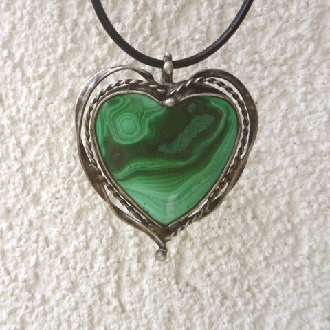 Přívěsek - malachit SRDCE KRÁLOVNY šperk srdíčko energie malachit handmade harmonie drahý kámen malachitový z malachitu s malachitem náhrdelník s přívěskem zelený minerál přívěsek srdce cínovaný malachit přírodní minerál symbol lásky malachitová zeleň malachitové srdce 