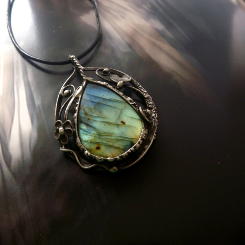 Přívěsek s labradoritem PARADISE přívěsek cín minerál květinky cínovaný handmade labradoritový drahý kámen s labradoritem náhrdelník s labradoritem talisman lásky přívěsek labradoritový labradorit modrý a zlatý šperkový labradorit duhový kámen duhový povrch labradorit s kytičkami modro zlatý šperk 