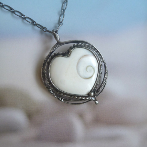 Bílé srdíčko Shiva mušle - SEA LOVE šperk náhrdelník srdce cín láska spirála čistota handmade harmonie se spirálou přívěsek srdíčko shiva mušle zlatý řez bílé srdíčko shiva amulet přírodní mušle s bílou mušlí sea love 