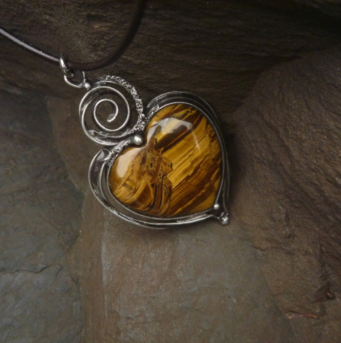 Srdce tygří oko přívěsek SÍLA LÁSKY srdce stříbrný srdíčko láska extravagantní minerál starostříbro amulet cínovaný handmade love tygří oko drahý kámen náhrdelník se srdcem s minerálem šperk z cínu zlatý minerál náhrdelník s tygřím okem přívěsek tygří oko přívěsek s tygřím okem zlatohnědý kámen 