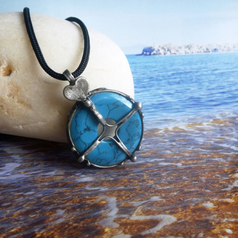 Tyrkenitový přívěsek KOMPAS LÁSKY srdíčko starostříbro amulet cínovaný donut kormidlo tyrkenit handmade kompas minerálový z cínu šperk s minerálem náhrdelník s donutem kámen štěstí tyrkysový kámen přívěsek s tyrkenitem tyrkysový přívěsek symbol slunce symbol lásky šperk se srdíčkem s tyrkysovým kamenem 