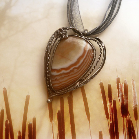 Přívěsek s achátovým srdíčkem AIMÉE náhrdelník talisman srdce achátový cín srdíčko přívěšek starostříbro amulet ruční práce běžový z cínu světle hnědý s minerálem šperk s minerálem harmonický handmade original kámen lásky přívěsek achát s achátovým přívěskem se srdíčkovým achátem pruhovaný minerál oranžový achát 