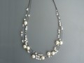 Bílý perl tříř náhrdelník na černém