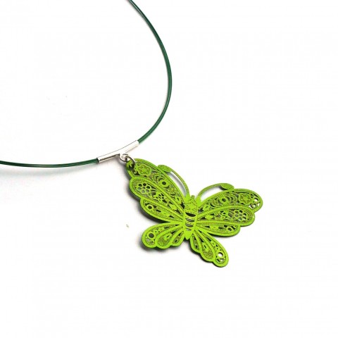 Zelené poletování - náhrdelník hmyz zelená motýl zelený ornament zelené louka motýlek zahrada ornamenty jednoduchý dovolená motýlí babočka poletucha poletuchy 
