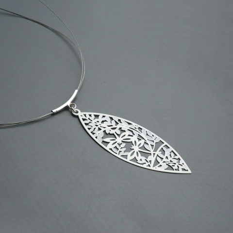 Bílé vážky - náhrdelník hmyz dárek květina oheň květy bílá květiny ornament louka bílé květ kytky zahrada kytičky kytička kytka krajka vážka kytice valentýn křídla bílý tulipán kvítek holandsko tulipány ornamenty vážky ovál kvítka oválný geometrie jednoduchý dovolená kvítí oválné tulipánek carmen karmen tulipánci tulipáni dáblice okřídlené okřídlená 