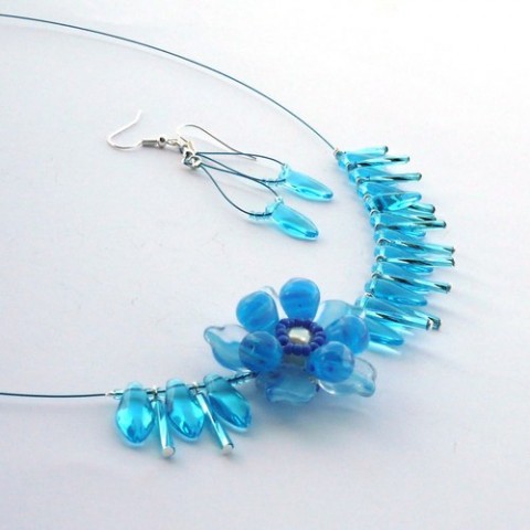 Azuro-rozkvetlý náhrdelník s náušni modrý radost květina modrá zahrada kytička nebe modré kytka obloha květinová květinový kvítí květinové pomněnka azurová poměnka azurové azurový 