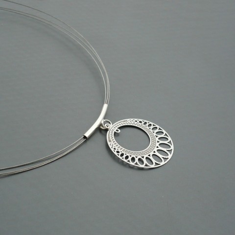 Kroužek stříbrné barvy - náhrdelník kruh stříbrný jednoduché ornament kolečko stříbrná kruhové kolo stříbrné kroužek ornamenty obruč jednoduchý dovolená kruhový kruhová strunka 