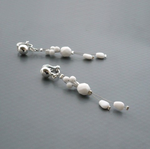 Bílé delší klipsové náušnice dárek kamínky jednoduché bílá bílé svatba visací bílý dlouhé svatební delší nevěsta družička bimbací lankové 
