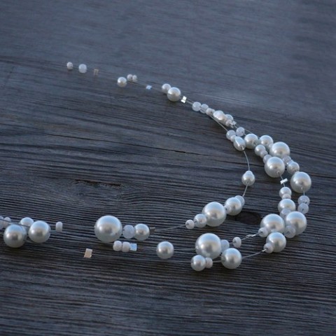 Bílý třířadý náhrdelník d. dárek elegantní jemné perličky společenské ples plesové plesový perličkový perličkové třířadý bál třířadé 