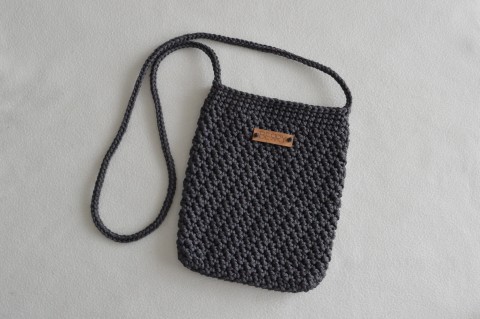 BERRY SIMPLICITY - antracit kabelka ruční práce háčkovaná moderní dámská pevná pro ženy polyester crossberry cross kabelka crossbag na to nejnutnější 