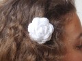 Háčkovaná květina v bílé