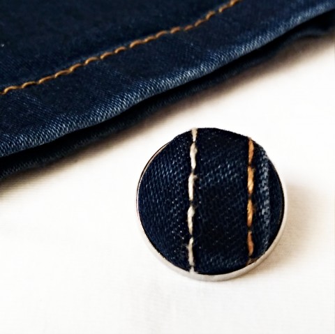 Denim (ka) – minibrožka brož modrá bavlna šití bílá béžová pruhy knoflík brožka šitá veselá kolo malá placka tmavá button buttonek kulatá riflová modrobílá drobná tmavě modrá denim rifle bílomodrá denimová brošňa buttonková jeansm jeansová 