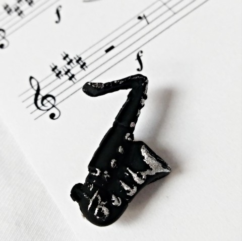 Saxofon – brož brož černá brožka stříbrná veselá hudba malá černobílá bíločerná muzikant muzika klapky jazz drobná saxofon hudebník brošňa ságo 