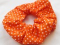 Gumička/náramek – oranžové puntíky