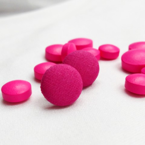 Ibalginky – buttonkové náušnice růžová bavlna pecky pink látka puzetky puzety button buttonek neonová kulaté náušnice buttonky nášnice malé náušnice růžové náušnice drobné náušnice náušnice pecky neonové náušnice látkové náušnice nušnice puzety paralen ibalgin 