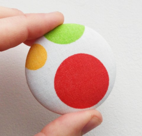 Brož s velkými puntíky červená brož zelená bílá žlutá puntíky placka button lentilky odznak puntíčky barevná brož puntíkovaná brož puntíčkovaná brož veselá brož 