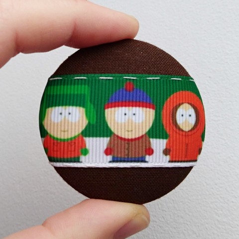 Brož South Park červená brož zelená oranžová stuha bílá hnědá žlutá kluci kluk placka postavičky button kombinéza film odznak seriál barevná brož animák veselá brož veselá placka 