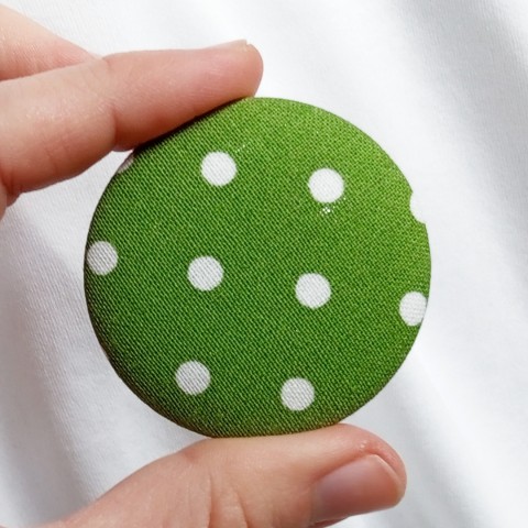 Zelená s puntíky – brož brož zelená bílá retro puntíky brožka trávová placka kolečka green geometrie button puntíkovaná odznak světle zelená puntíčky kulatá brož puntíčkovaná s puntíky brošňa žlutá brož 