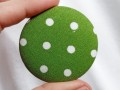 Zelená s puntíky – brož