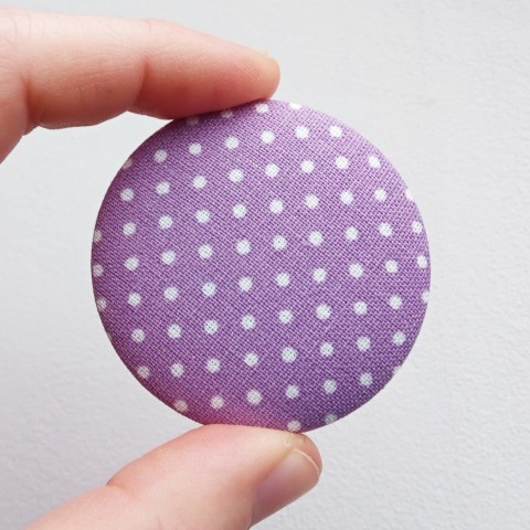 Fialková s puntíky – brož brož fialová bílá violet retro puntíky brožka lila fialková placka kolečka geometrie button puntíkovaná odznak sladká puntíčky kulatá brož puntíčkovaná s puntíky brošňa žlutá brož 