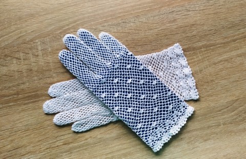 bílé háčkované rukavičky krajka rukavičky crochet háčkovaná krajka lace gloves 