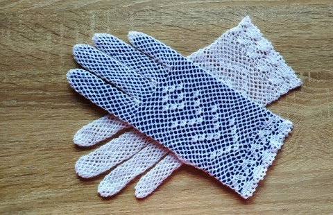 bílé háčkované rukavičky krajka rukavičky crochet háčkovaná krajka lace gloves 